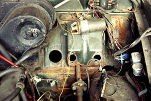 Motorraum.jpg (24317 Byte)